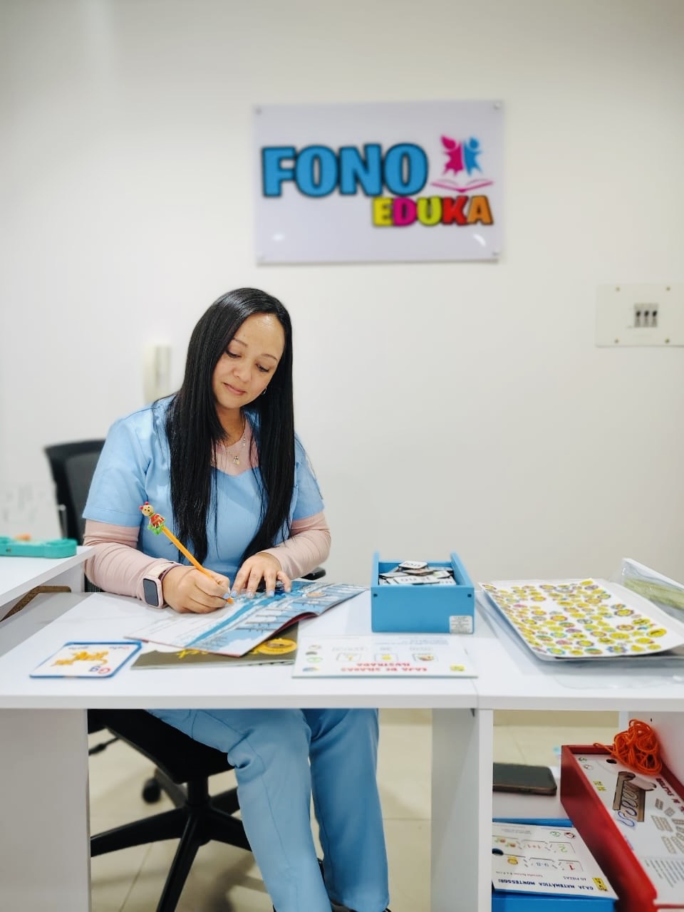 Profesional de FonoEduka realizando evaluación