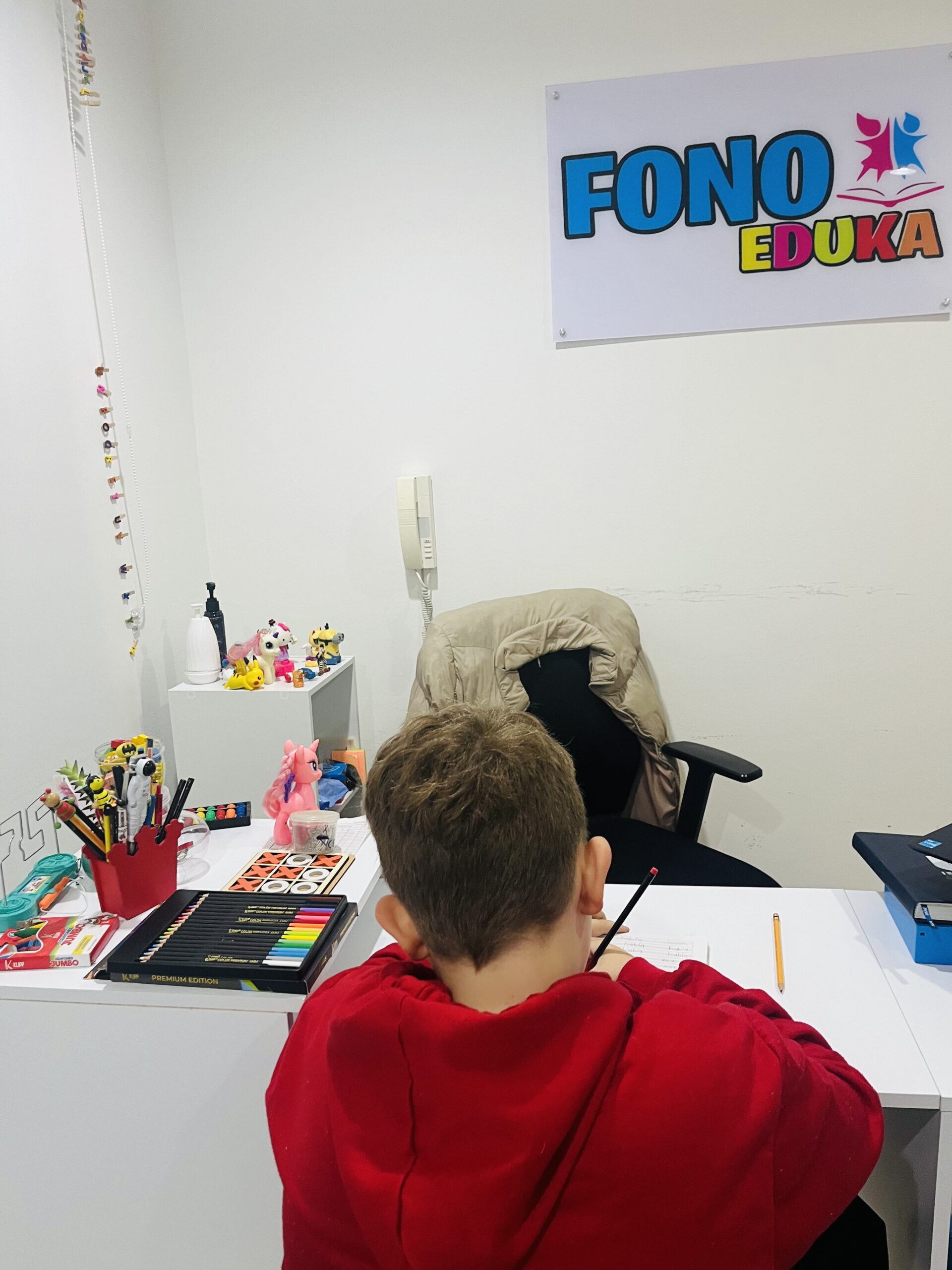 Niño recibiendo apoyo en lectura por dislexia