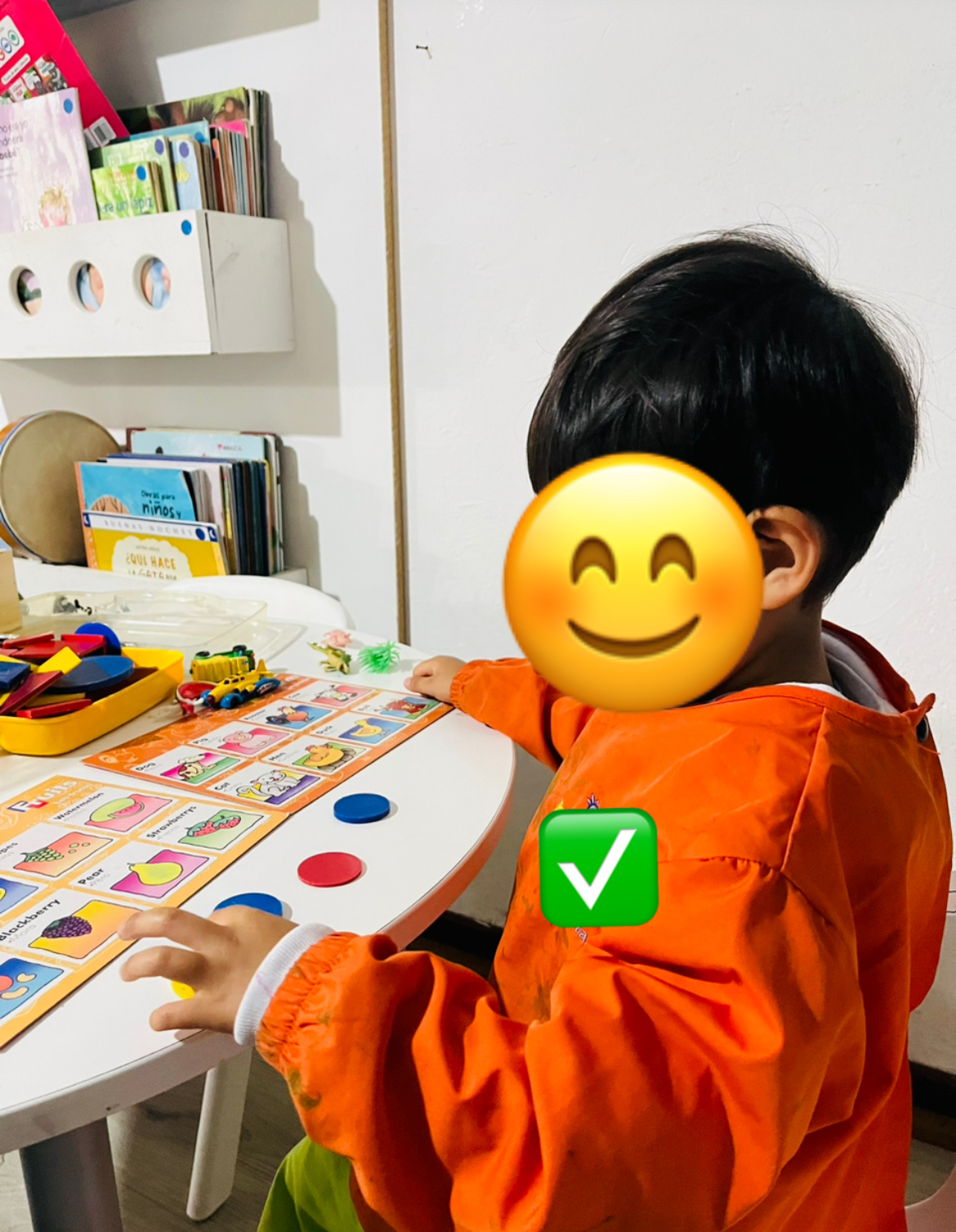 Fonoaudióloga trabajando habilidades cognitivas