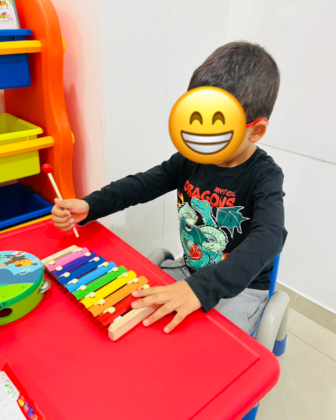 Niño con autismo jugando