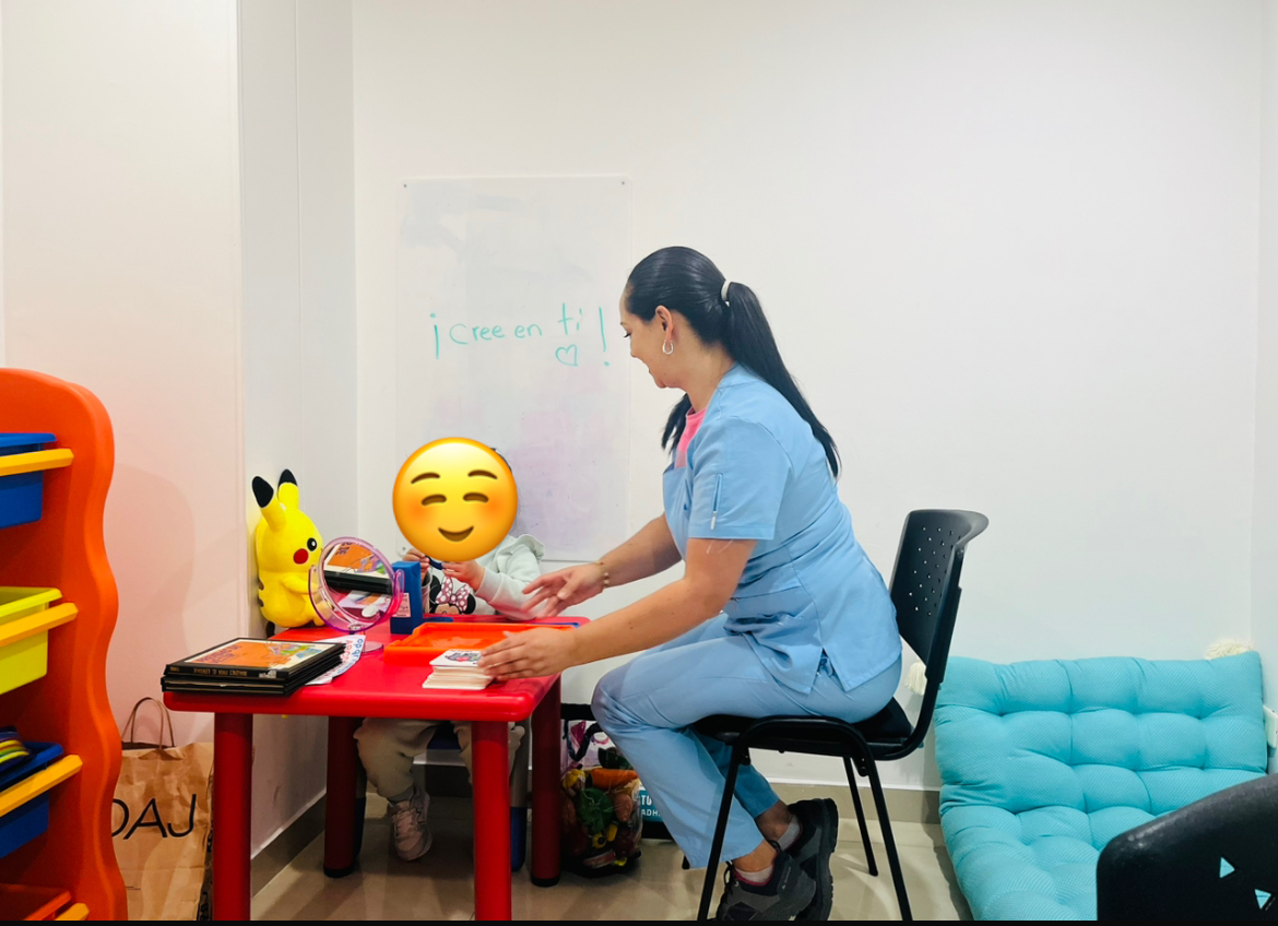 Fonoaudióloga con niño en sesión de lenguaje