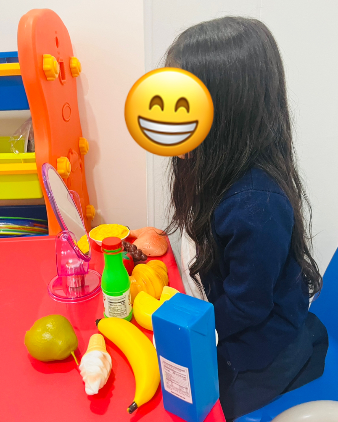 Fonoaudióloga ayudando al desarrollo de la expresión oral en niños